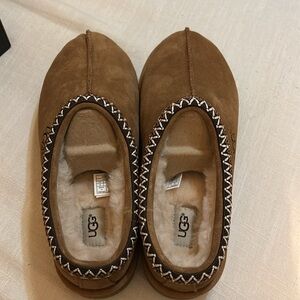 NIB never worn Men’s Tasman Ugg Clogs 10